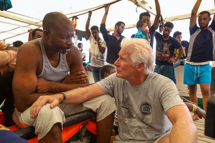 Richard Gere bezocht gisteren het schip van de Spaanse ngo Open Arms en sprak met enkele geredde migranten.