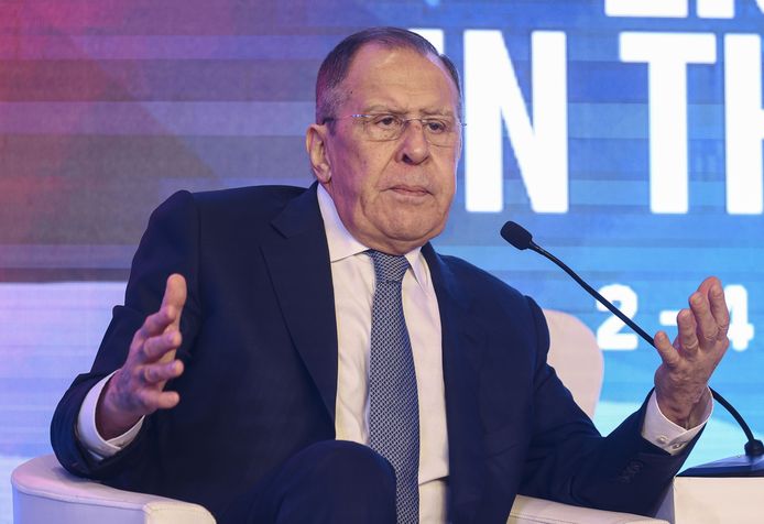Lavrov selama interpretasinya yang menyakitkan.