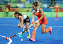 Ellen Hoog tijdens de kwartfinale van de Spelen in Rio in actie tegen de Argentijnse Maria Pilar Campoy.