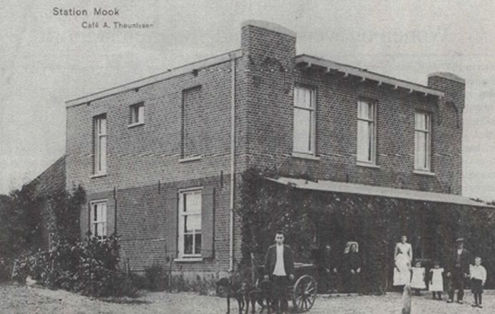 Het pand in vroeger tijden: stationslogement en café Theunissen in Molenhoek in 1910.
