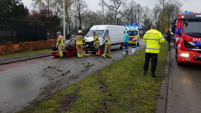 Hulpdiensten op de Volksparksingel in Enschede na het ongeluk waarbij een auto over de kop is gevlogen.