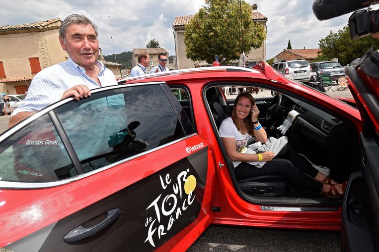 Vijfvoudig Tourwinnaar Eddy Merckx (links) bezocht vrijdag de negentiende etappe van de Ronde van Frankrijk, die gewonnen werd door de Noor Edvald Boasson Hagen Beeld Photo News