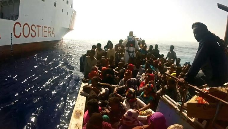 De Italiaanse kustwacht bij een reddingsactie van Syrische bootvluchtelingen Beeld anp