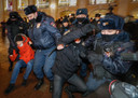 Agenten in Sint Petersburg pakken demonstranten op.