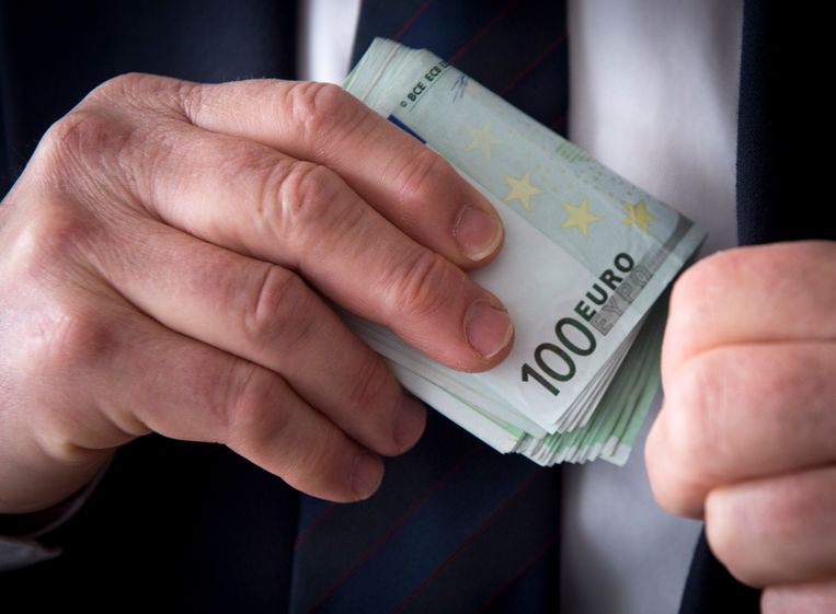 Nog altijd wassen criminelen in Nederland miljarden euro's wit - Trouw