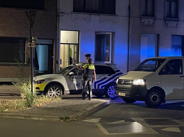 Politie op de plaats van de schietpartij. Beeld Marc De Roeck