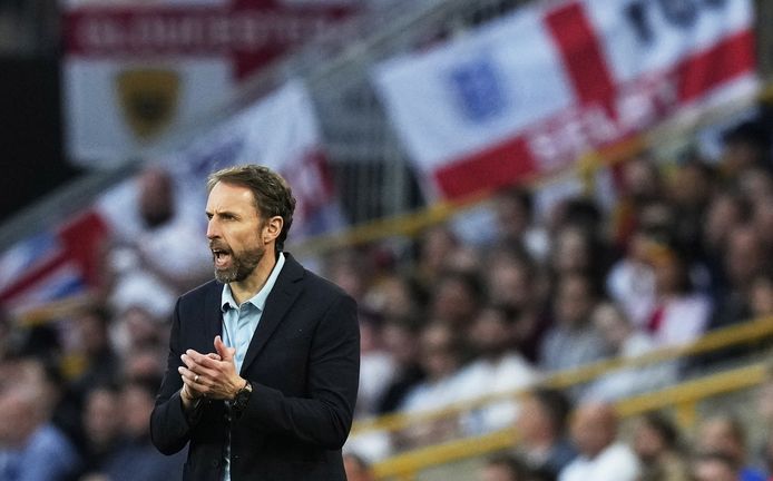 Gareth Southgate ziet hoe zijn ploeg voor schut staat tegen Hongarije.