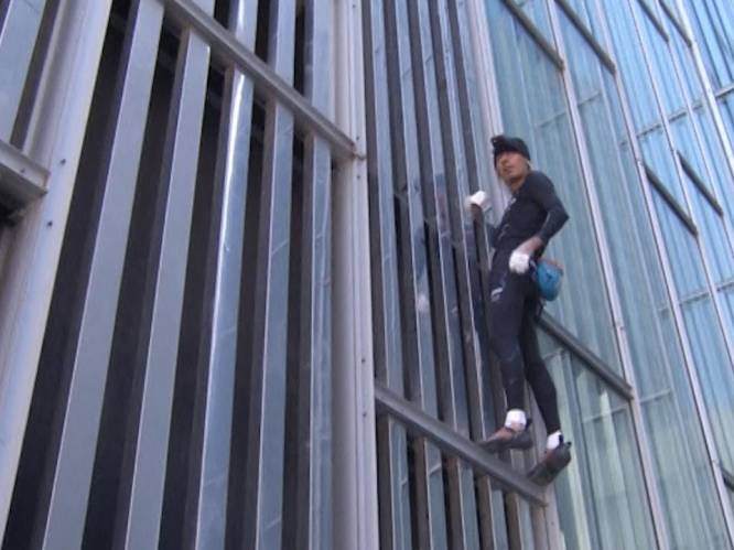 VIDEO: Franse "Spiderman" beklimt wolkenkrabber in Barcelona...zonder harnas!