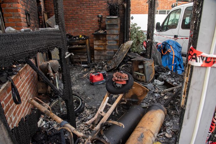 De woning aan de Hekkergemstraat brandde volledig uit.