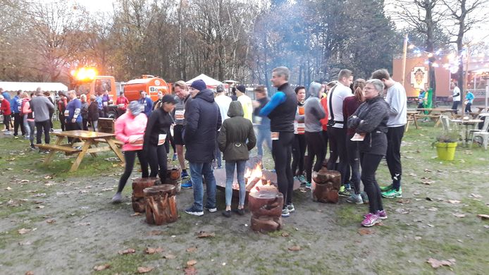 Renners warmen zich op voor de Safarirun.