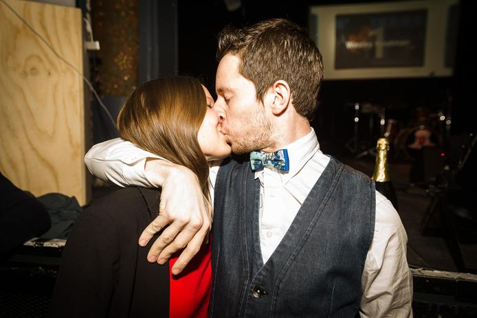 Sympathiekste garçon Wesley Houtman geeft vriendin Julie een welgemeende smakkerd.