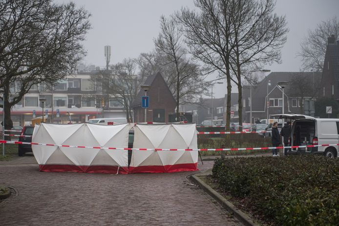 Op de kruising Malangstraat met Brinkstraat ter hoogte van shishalounge Luxxx werd is het levenloze lichaam van een man aangetroffen in een donkere Renault Laguna.