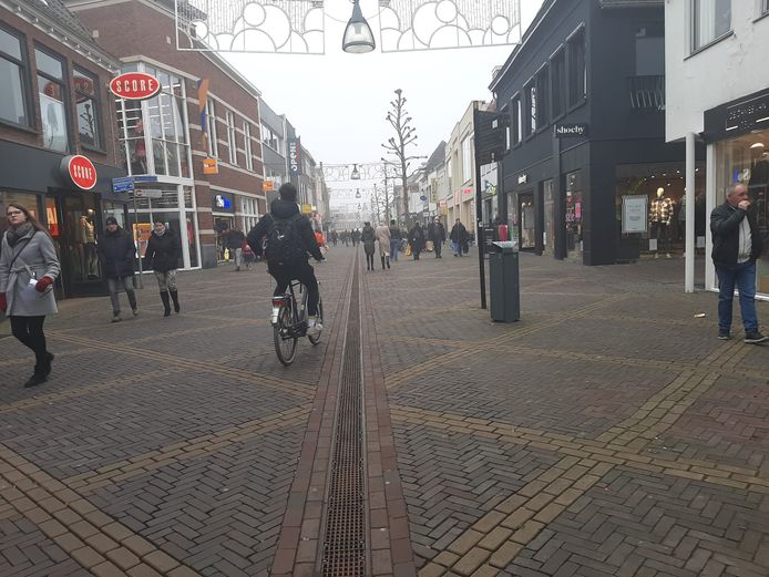 De Hamburgerstraat in Doetinchem zaterdag. Het winkelend publiek is terug.