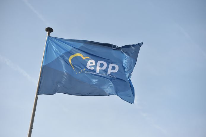 Een vlag met het logo van de Europese Volkspartij of EPP.