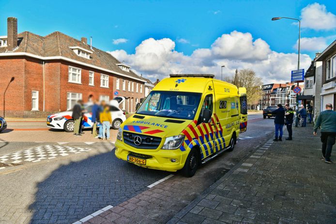 Een fietser is zaterdagmiddag gewond geraakt bij een aanrijding met een auto aan de Dommelseweg in Valkenswaard.