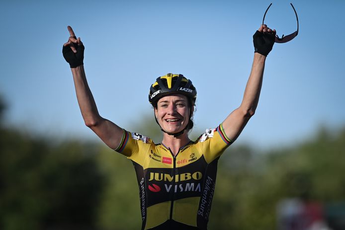 Marianne Vos komt juichend over de streep in Iowa City.