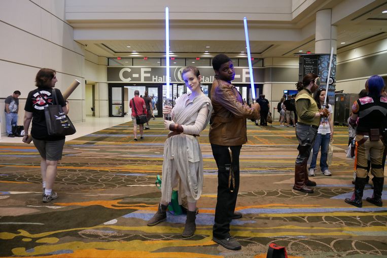 Star Wars Celebration in Orlando. Rafael (21) en Alice (30) als Rey en Finn uit 'The Force Awakens'. Beeld Robin Broos