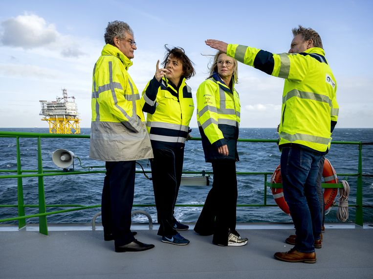 Netbeheerder Tennet is verantwoordelijk voor ‘de stopcontacten op zee’ voor onder andere het windpark Hollandse Kust Zuid, waar minister Sigrid Kaag van financiën (tweede van rechts) onlangs een bezoek aan bracht. Beeld ANP