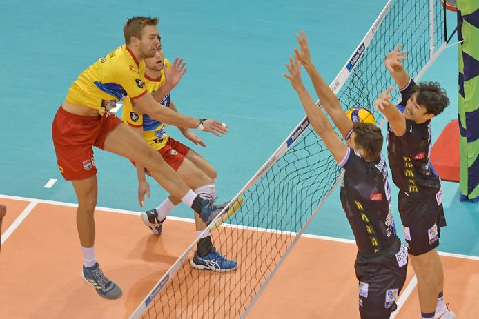 Beeld uit de wedstrijd in Apeldoorn vorige weeg waar Dynamo-speler Nico Manenschijn niet voorbij het blok van Tours-spelers Pierre Derouillon en Zeljko Coric komt.