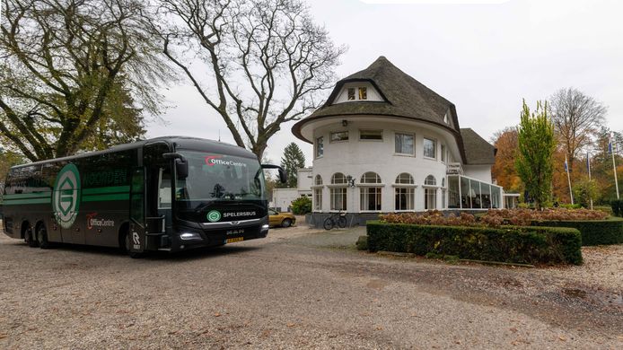 November 2021: vluchtelingen komen met de spelersbus van FC Groningen in Vierhouten aan.