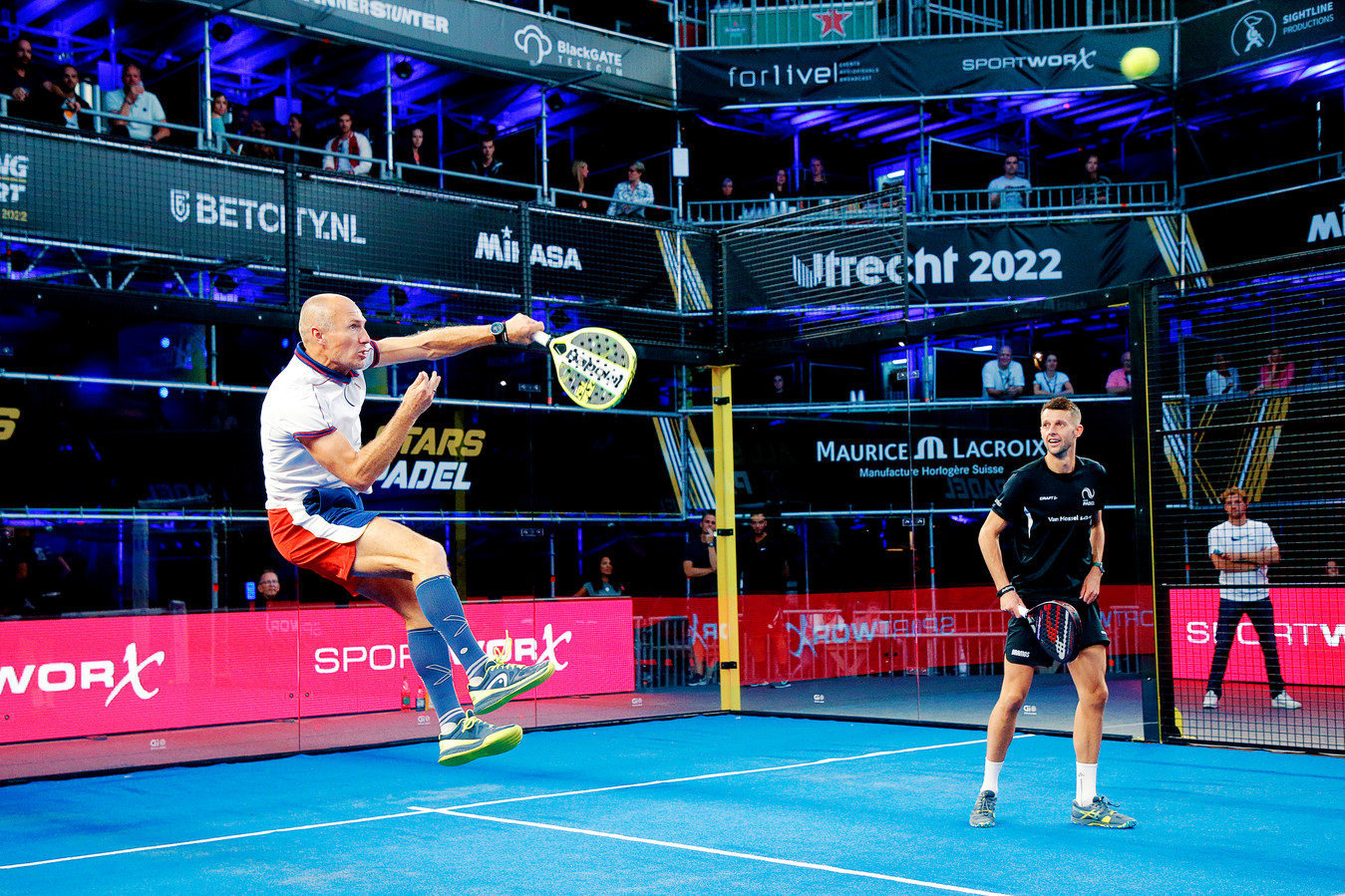 Arjen Robben in actie op de padelbaan in Utrecht - een nieuwe hobby van de oud-international.