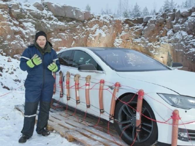 Boze Tesla-rijder blaast zijn auto op met 30 kilogram dynamiet