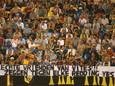 September 2003. Supporters roepen de gemeente Arnhem tijdens een wedstrijd tegen Roda JC op hun club te redden. Sinds 1985 rijgt Vitesse de ene financiële crisis aan de andere. © Hans Broekhuizen/De Gelderlander