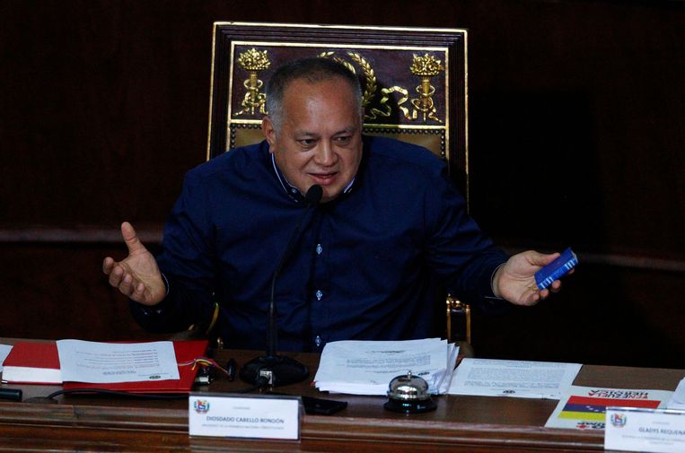 Diosdado Cabello houdt een miniatuurversie van de Venezolaanse grondwet in zijn hand.