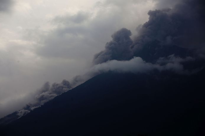 Een beeld van de uitbarstende vulkaan, gisteren.