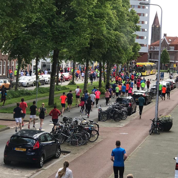 De lopers liepen door de fout dwars tussen het verkeer door. Hier op de Croeselaan.