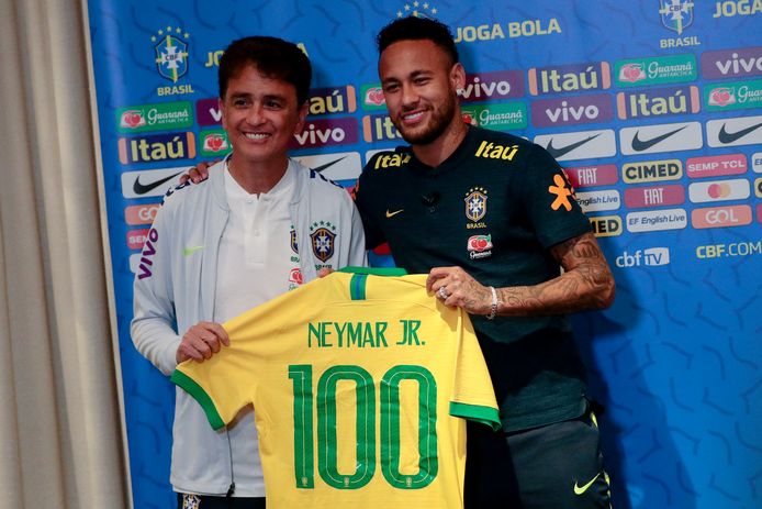 Bebeto schenkt Neymar een apart shirt als souvenir.