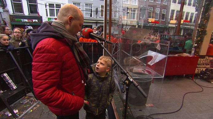 Tijn bij de brievenbus met zijn vader.