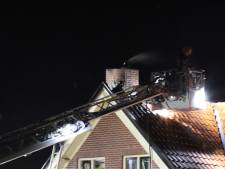 Vlammen uit het dak in Delden, brandweer rukt met meerdere voertuigen uit