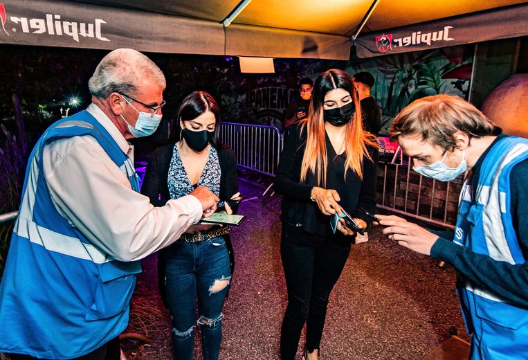 Enkel een Covid Safe Ticket zal niet meer volstaan. Beeld Photo News