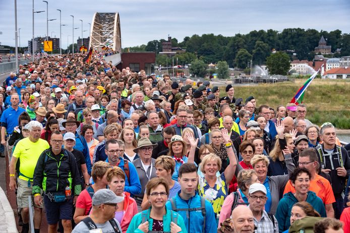 Nijmegen/Nederland: de 1e wandeldag vd 103e editie van de Nijmeegse Vierdaagse. WaalbrugDgfotofoto: Bert Beelen