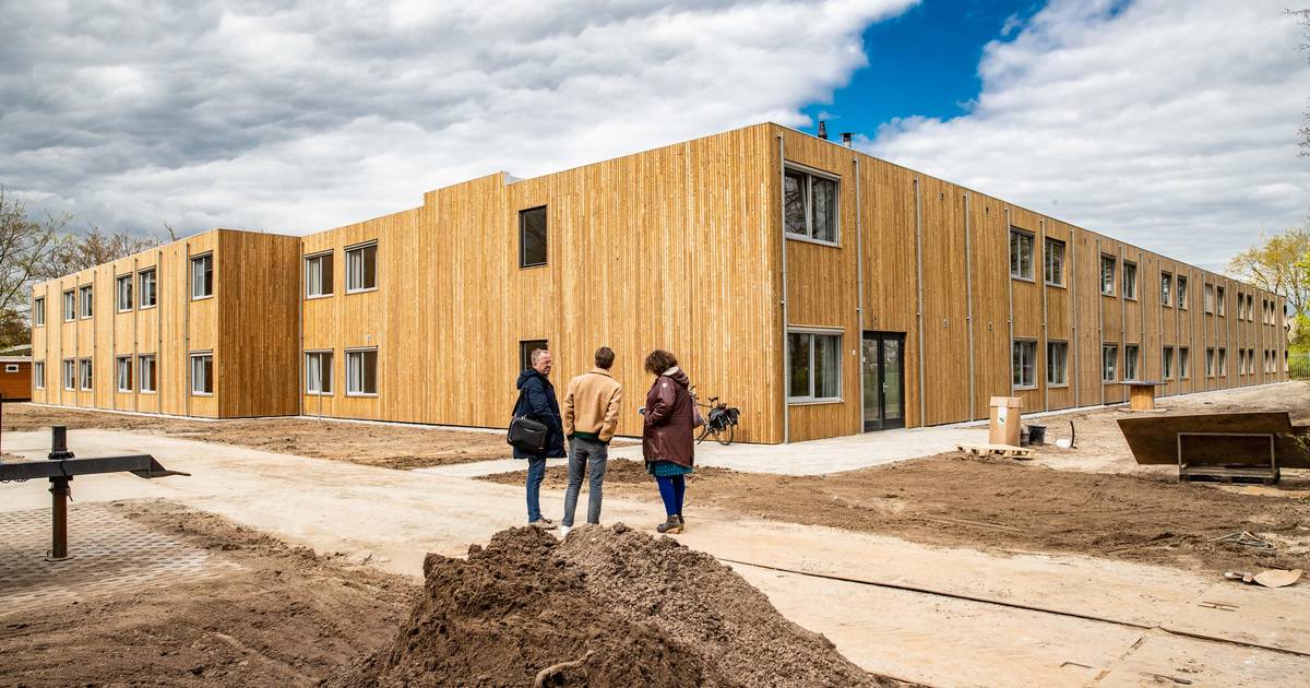 Statushouders die noodwoning krijgen op azc-terrein Schalkhaar komen ...