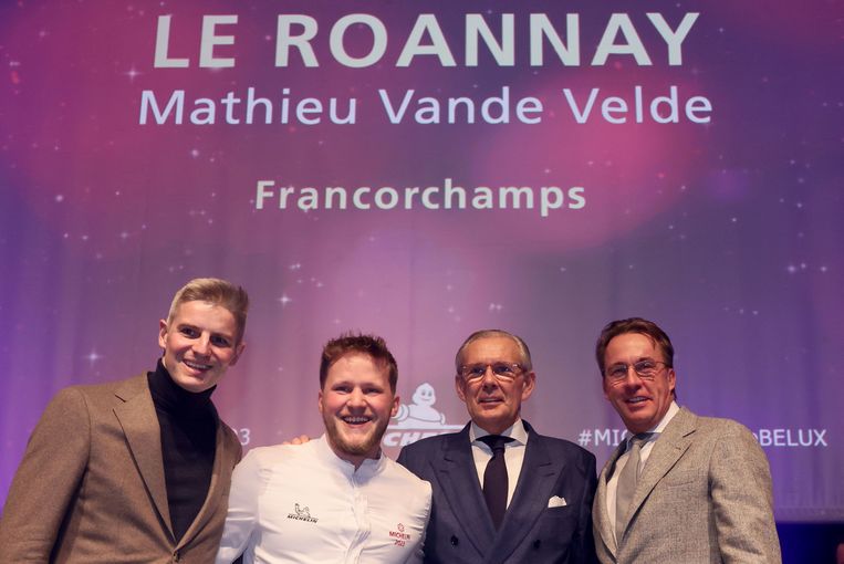 Трехзвездочные повара Тим Бери (слева), Питер Гуссенс (второй справа) и Вики Гинес (справа) с молодым шеф-поваром года Маттео Ванде Вельде.  фото БЕЛГИ