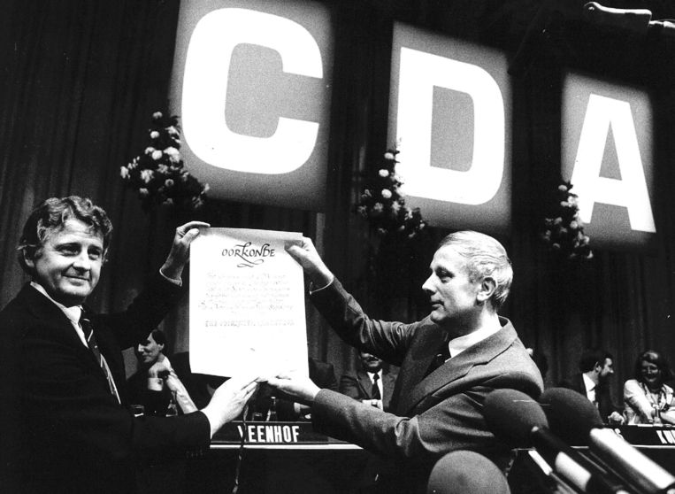 Piet Bukman (links) op het CDA-fusie-congres in 1980. Beeld 