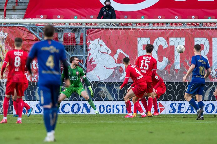De bal vliegt in het doel; Twente op achterstand tegen VVV.