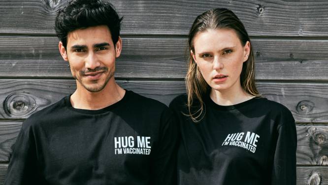 “Hug me, I’m vaccinated”: Belgisch merk komt met de perfecte post-corona T-shirts