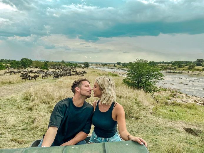 Rode Duivel Dries Mertens (34) bekomt van het EK met zijn echtgenote Kat Kerkhofs (33) in Tanzania. De twee gaan er letterlijk van de grond in een luchtballon en spotten wilde dieren tijdens een avontuurlijke safari. "Een onvergetelijke ervaring met m'n maatje-voor-altijd", klinkt het op Instagram.