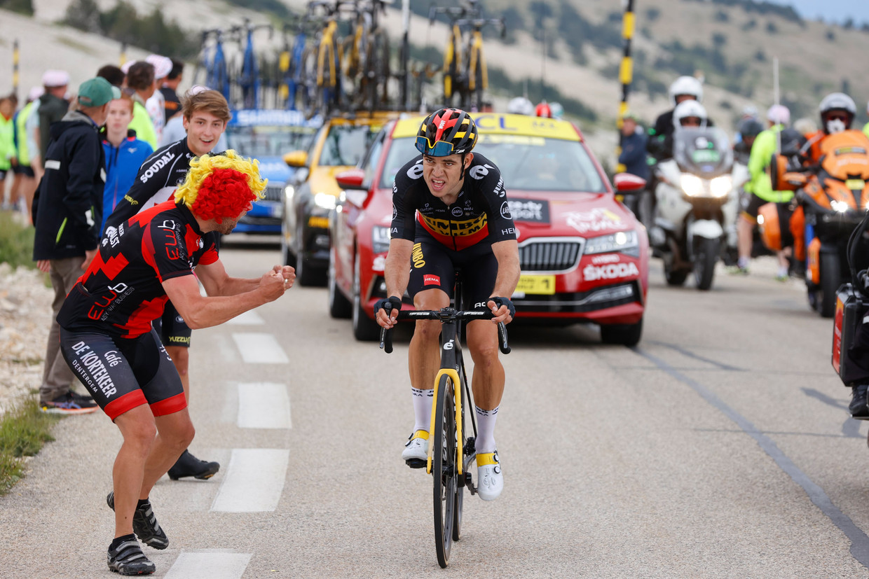 Van Aert solo tijdens de tweede beklimming van de Ventoux. Beeld Photo News