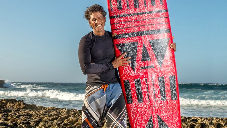 Roberto Tjon-A-Meeuw geeft nu surfles op Curaçao Beeld Berber van Beek 