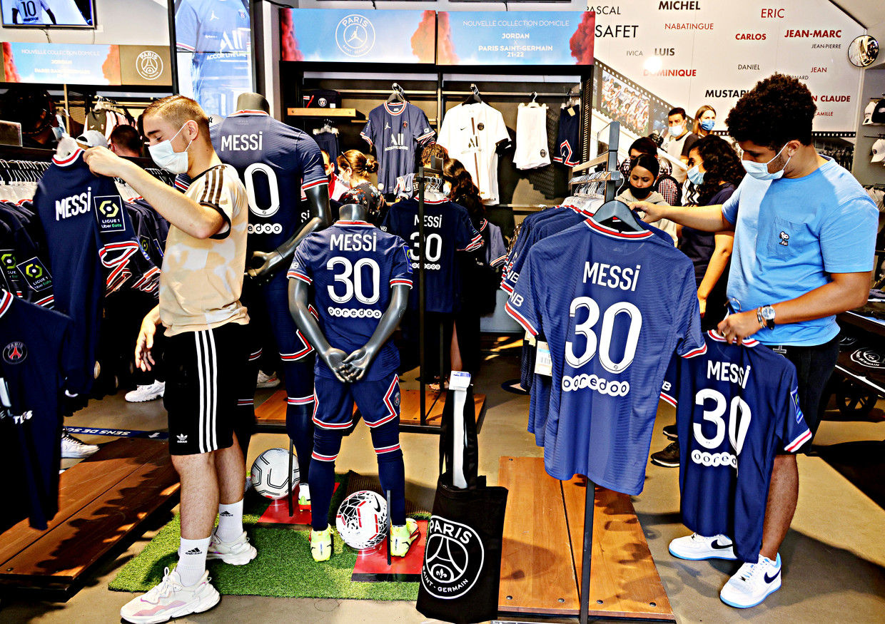 De shirts van Lionel Messi verkopen als warme broodjes in de fanshop van PSG op de Champs-Elysées. Beeld PHOTOPQR/LE PARISIEN/MAXPPP