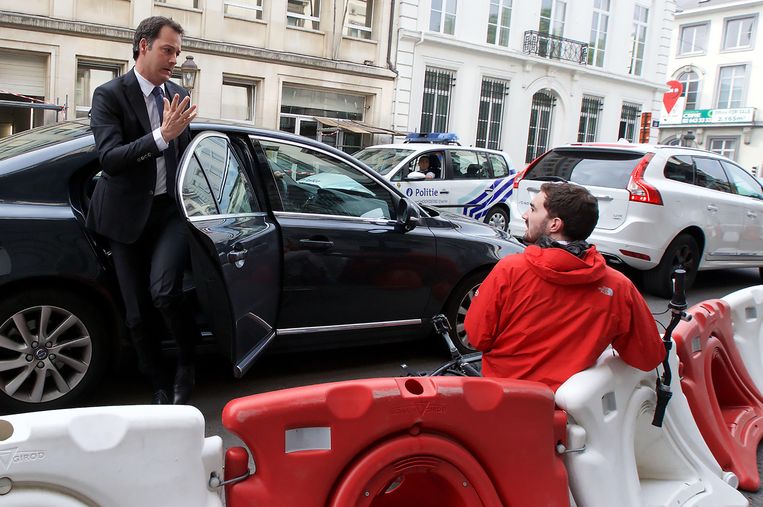 Ook Alexander De Croo zwaaide zijn portier open zonder te kijken. Beeld Belga