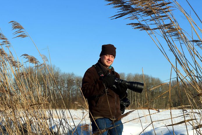 Natuurfotograaf Egon Zitter bij Molenbeek op zoek naar die ene ijsvogel. ,,Je moet ook geluk hebben.”