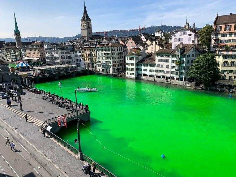 Milieuactivisten kleuren rivier in Zürich groen | Milieu | Wetenschap ...