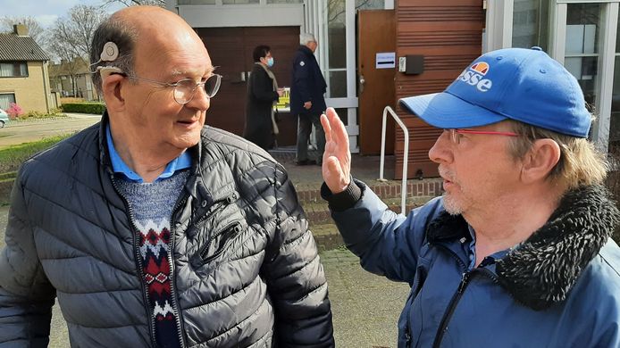 Henk Kersten (li) en Jac Haast bespreken de wereldproblemen voor het stembureau in de Moeder Godskerk in Roosendaal.