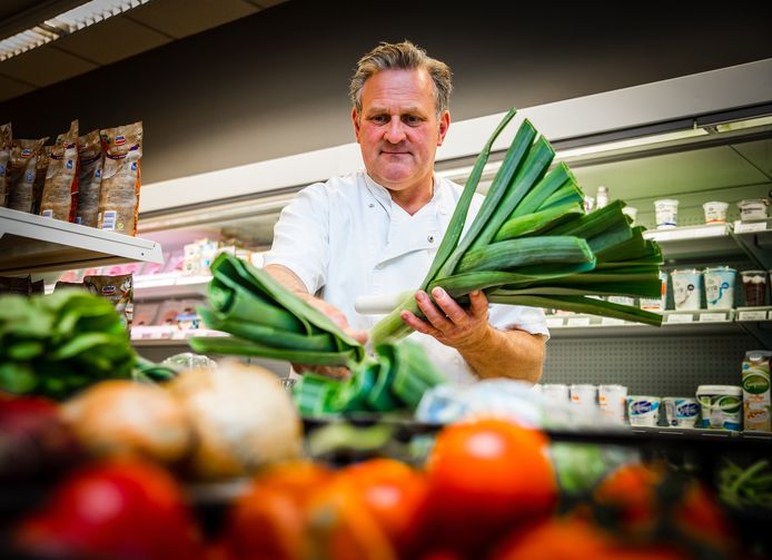 Ton Slager begint supermarkt met streekproducten in Maasdam.
