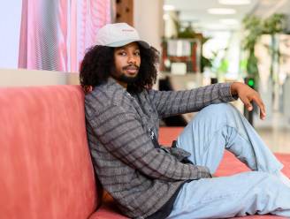 ‘Dertigers’-acteur Malik Mohammed groeide op in de straten van Nairobi: “Ik heb hier alles opnieuw moeten leren” 